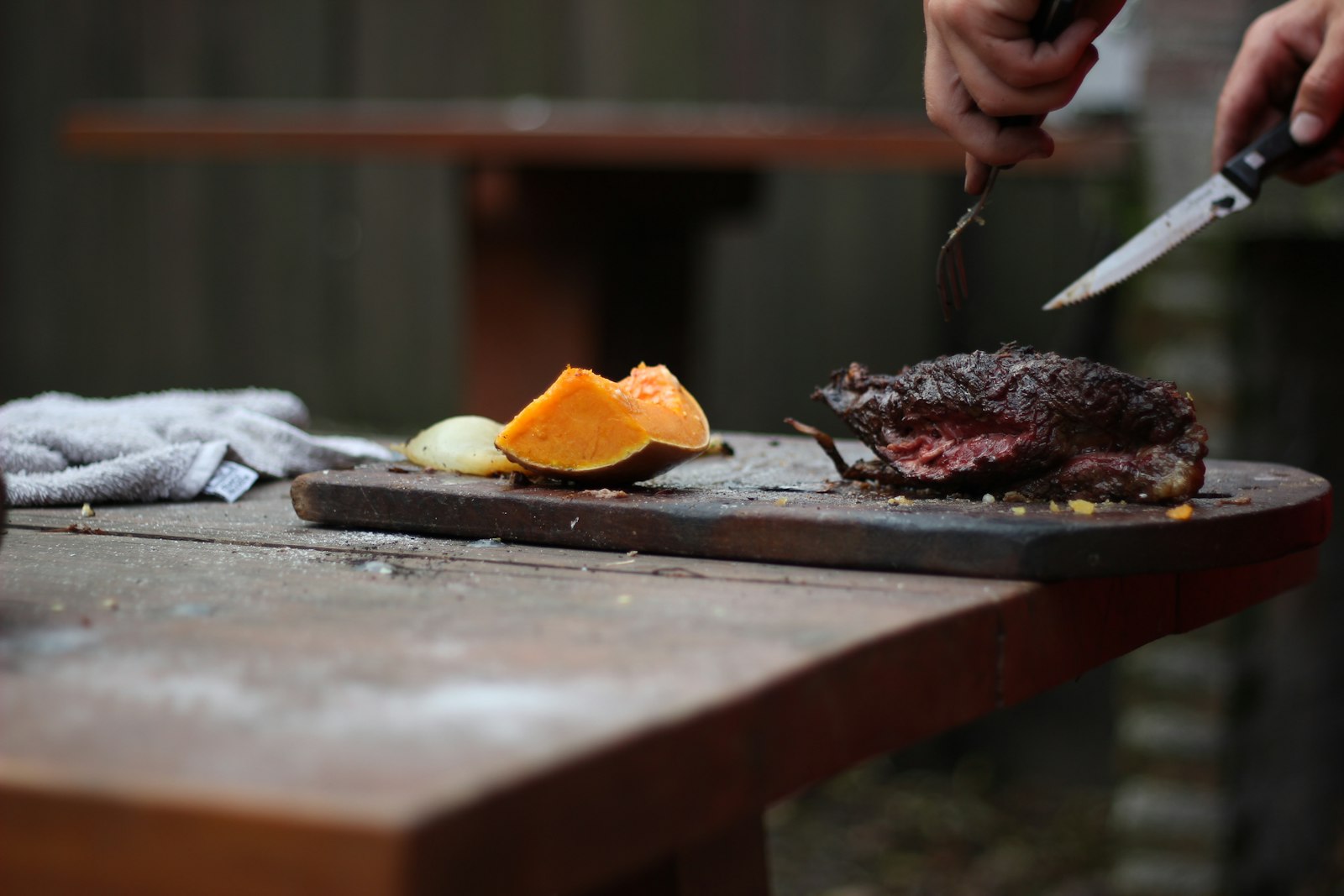 Asado en mesa de madera BRASA
